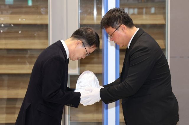 캄보디아 범죄 단지에서 고문 후 살해된 20대 대학생 박모씨의 유해가 지난해 10월 21일 인천국제공항을 통해 송환돼 안중만 경북경찰청 형사기동대장에게 전달되고 있다 사진연합뉴스