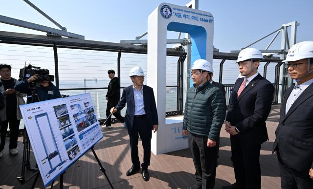 유정복 인천광역시장이 25일 청라하늘대교에서 개장을 앞둔 관광시설을 점검하고 있다 사진인천시