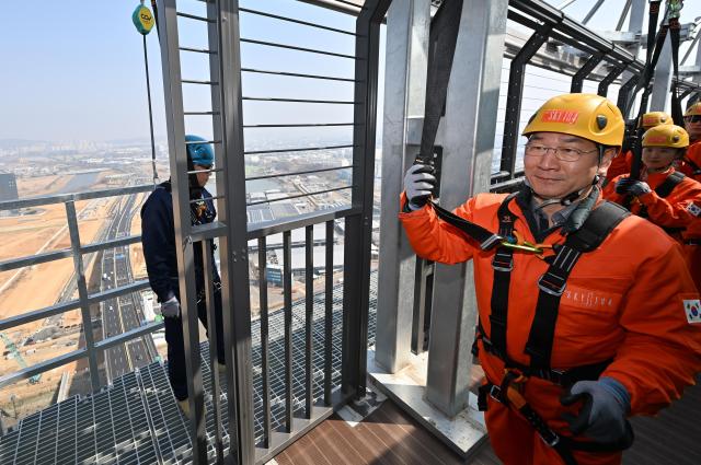 유정복 인천광역시장이 25일 청라하늘대교에서 개장을 앞둔 관광시설을 점검하고 있다 사진인천시
