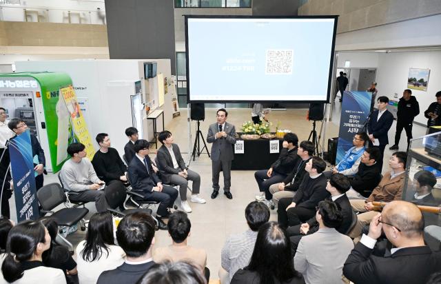 박홍근 기획예산처 장관이 3월 25일 오후 정부세종청사 중앙동에서 열린 기획예산처 직원 소통 간담회를 주재 직원들과 소통하고 있다 사진기획예산처