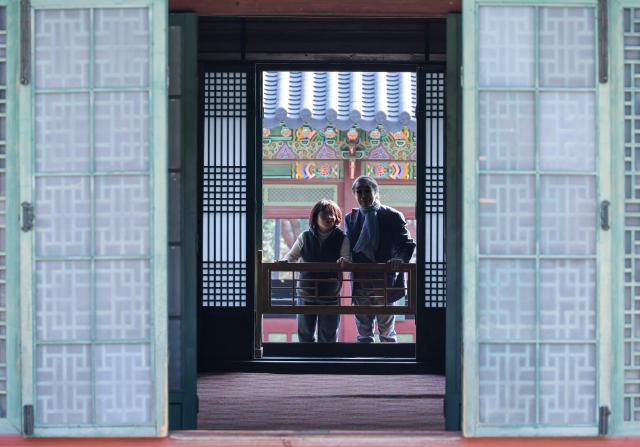 Visitors look inside a building at Changdeokgung Palace in Jongno District Seoul March 25 2026 AJP Yoo Na-hyun 20260325