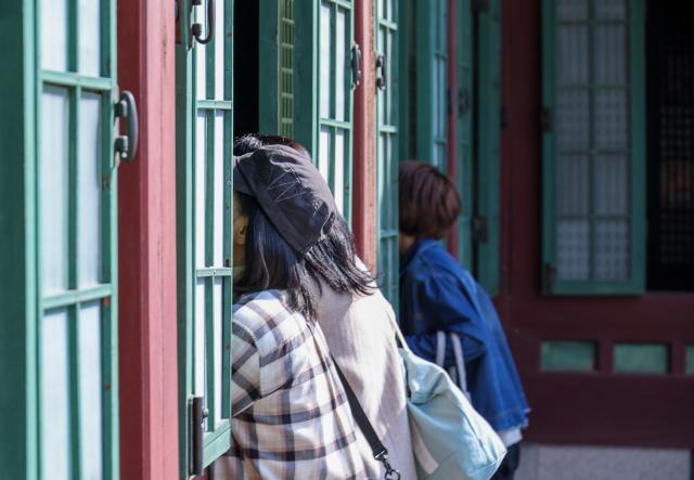 Visitors look inside a building at Changdeokgung Palace in Jongno District Seoul March 25 2026 AJP Yoo Na-hyun 20260325