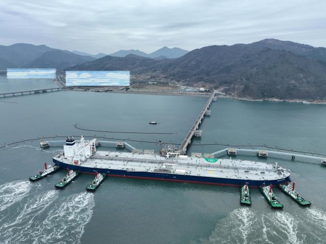 아랍에미리트연합UAE에서 원유 200만 배럴을 싣고 온 선박이 25일 전남 여수 한국석유공사 석유비축기지에 입고되고 있다 사진한국석유공사