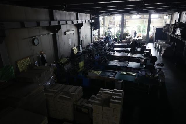 24일 중동 사태에 따른 폴리에틸렌 등 원료 수급 불안 영향으로 최근 일시적으로 인원 감축 운영에 들어간 경기 안산시의 한 비닐봉투·종량제 봉투 제조공장 내 가공 작업대의 불이 꺼져있다 사진연합뉴스