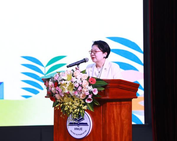 민희경 CJ사회공헌추진단장이 24일 베트남 하노이 국립 교육대학교에서 열린 출범식에서 연설을 하고 있다 사진CJ