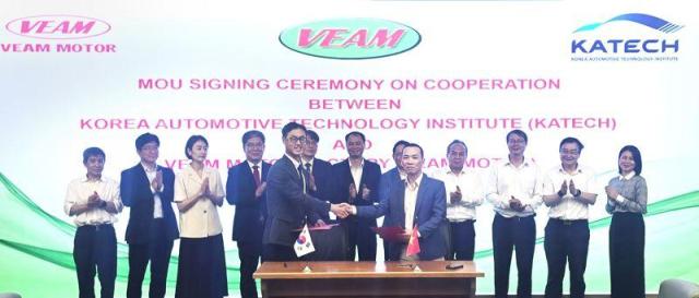 Ông Jin Jong-wook Chủ tịch Viện Nghiên cứu Ô tô Hàn Quốc hàng trước bên trái và ông Nguyễn Văn Hải Giám đốc điều hành của VEAM MOTOR hàng trước bên phải chụp ảnh lưu niệm sau lễ ký kết Biên bản ghi nhớ MOU ẢnhKATECH