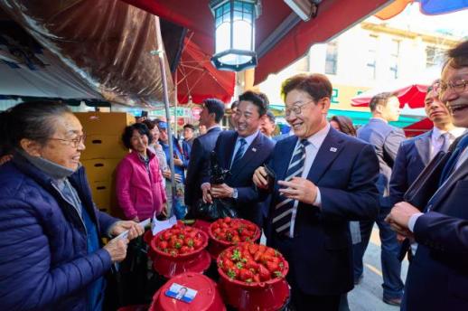진주중앙시장 깜짝 방문한 李대통령 열심히 할테니 국민 건강해야