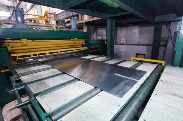 이란 사태로 중동산 알루미늄 공급이 제한되며 알루미늄 가격이 폭등하고 있는 가운데 지난 19일 경기도 안산시 신영정밀금속에서 알루미늄 제품 공정이 이뤄지고 있다 사진연합뉴스