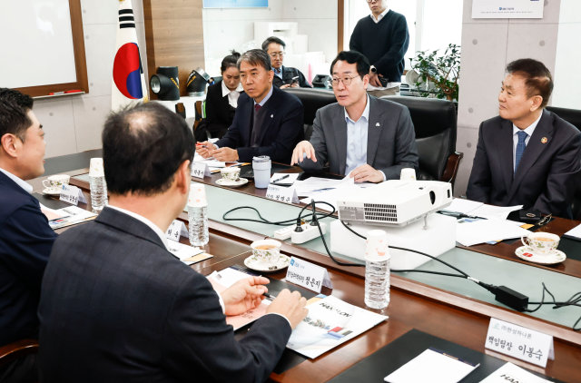 정명근 화성시장이 화성시 기업 지원정책에 대해 설며하고 있다 사진화성시