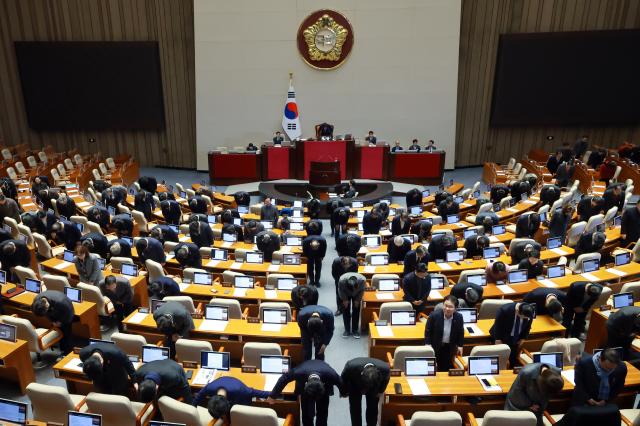 지난해 12월 30일 마지막 본회의 산회를 앞두고 여야 의원들이 인사하고 있다 사진연합뉴스