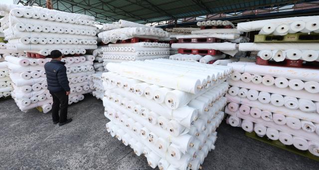 Textile shipments bound for are grounded due to the ongoing war in the Middle East March 12 2026 Yonhap
