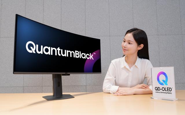 삼성디스플레이만의 독보적인 저반사·고강도 필름 퀀텀 블랙QuantumBlack™을 적용한 26년 QD-OLED 모니터 신제품을 모델이 소개하고 있다 사진삼성디스플레이