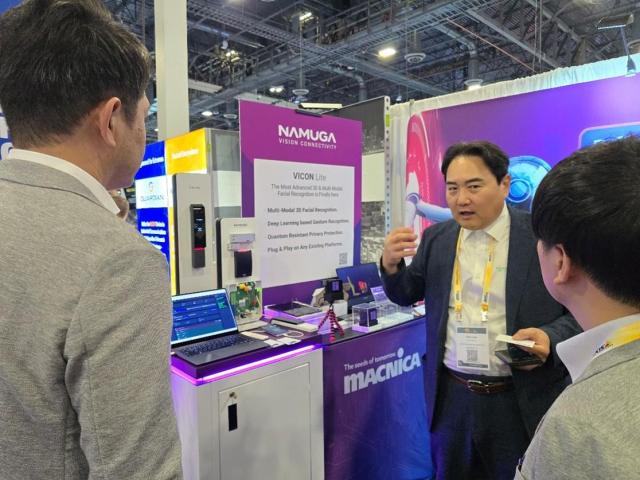 ISC WEST 2026에서 VICON 제품 소개하는 나무가 이동호 대표