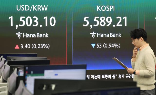 26일 오전 서울 중구 하나은행 딜링룸 현황판에 원·달러 환율과 코스피지수가 표시돼 있다 사진연합뉴스
