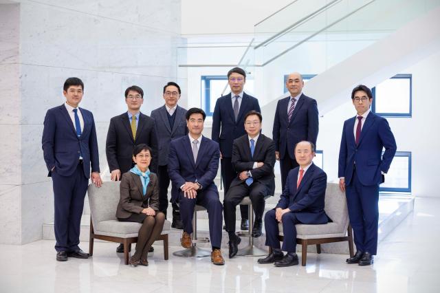 통상산업정책센터 사진첫번째 줄 좌측부터 박현주Hyunju Helen Pak 외국변호사 김세진 외국변호사센터장 유정열 고문 윤강현 고문 사진법무법인 세종