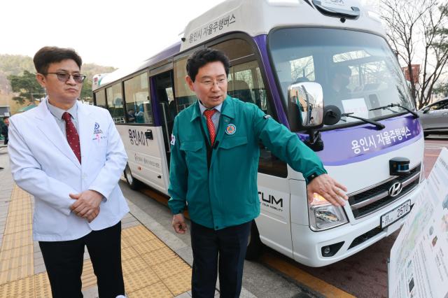 이상일 시장이 용인세브란스병원에서 자율주행 체계와 안정성을 점검하고 있다사진용인시