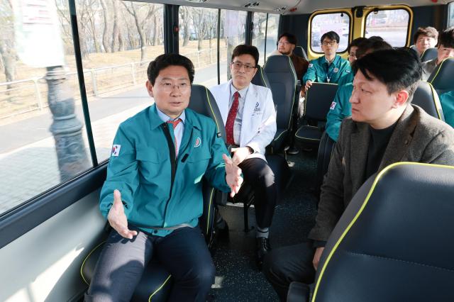 이상일 시장이 차량에 시승해 자율주행 체계와 안정성을 점검하고 있다사진용인시