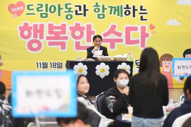 화천군이 지난해 연말 개최한 ‘드림 아동과의 행복한 수다’프로그램에서 최문순 군수가 아이들의 편지를 읽고 있다사진화천군