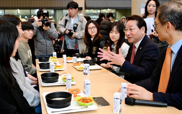 유정복 인천광역시장이 26일 연수구 연세대학교 국제캠퍼스에서 인천형 천원의 아침밥 사업 현장을 점검하고 학생들과 간담회를 갖고 있다 사진인천시