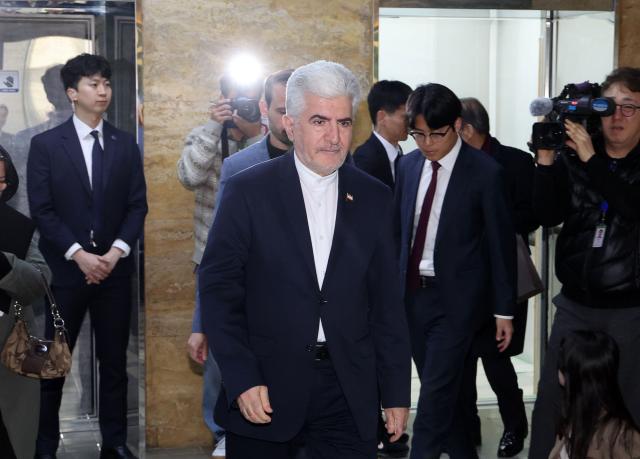 사이드 쿠제치 주한이란대사가 25일 국회에서 외교통일위원장인 김석기 국민의힘 의원과 면담하기 위해 외통위 소회의실로 향하고 있다 사진연합뉴스
 