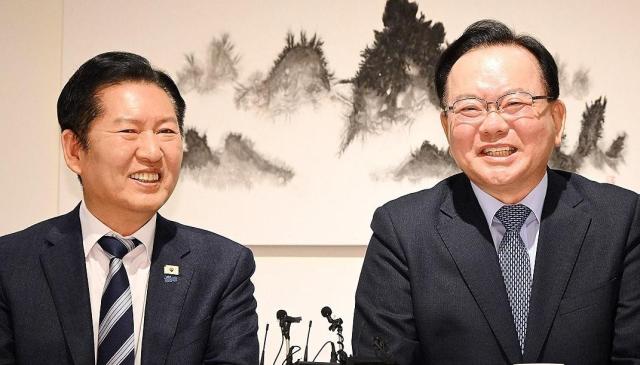 정청래 더불어민주당 대표와 김부겸 전 국무총리가 26일 서울 중구 달개비에서 회동하고 있다 사진연합뉴스
