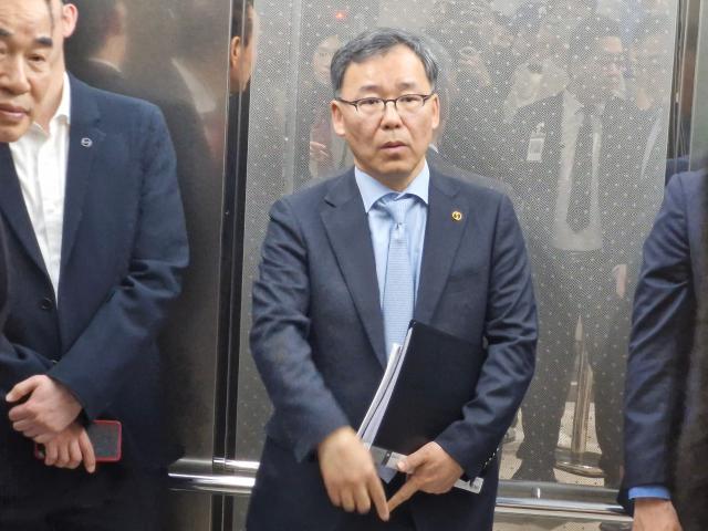 조원태 한진그룹 회장이 주주총회를 마친 뒤 엘리베이터를 타고 있다사진오주석기자