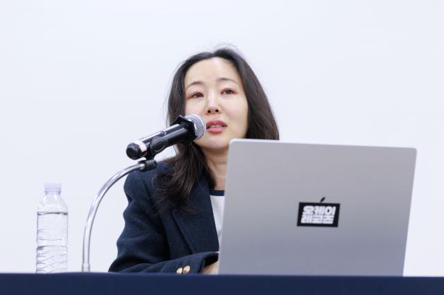 민희진 오케이 레코즈 대표전 어도어 대표가 지난달 25일 오후 서울 종로구 교원챌린지홀에서 열린 민희진-하이브 간 255억 풋옵션 소송 1심 승소 관련 기자회견에서 발표문을 낭독하고 있다 사진유대길 기자