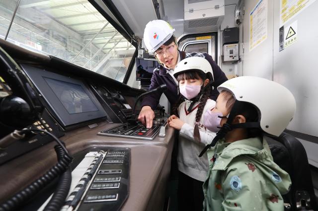 Elementary school students try out the train operator experience at Incheon Transit Corporations Gyulhyeon Depot in Gyeyang-gu Incheon March 25 2026 Yonhap