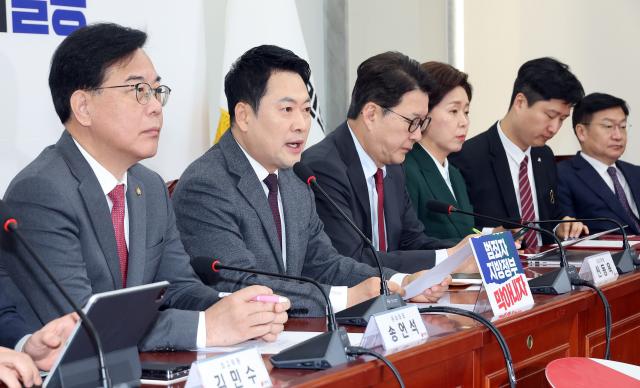 장동혁 국민의힘 대표왼쪽 두 번째가 26일 국회에서 열린 최고위원회의에서 발언하고 있다 사진연합뉴스