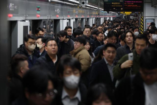 중동 전쟁으로 기름값이 급등한 가운데 지난 17일 서울 시내의 한 지하철 역사가 이용객으로 붐비고 있다 사진연합뉴스
    