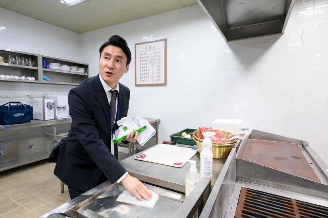 조영 세스코 사업개발팀장이 26일 서울 상일동 세스코 본사에서 주방용 살균소독 시연을 하고 있다 사진세스코