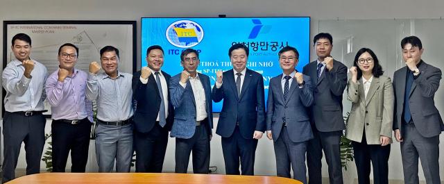 이경규 인천항만공사 사장과 마케팅실 직원들이 SP-ITC 터미널과 항만 협력 업무협약을 체결하고 기념촬영을 하고 있다 사진인천항만공사