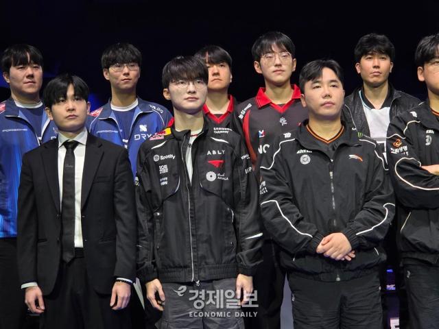 2026 LCK 개막 미디어데이에 참석한 맨앞 왼쪽부터 임재현 SKT T1 감독대행 페이커 이상혁 윤성영 한화생명 감독 등이 기념사진을 찍고 있다 사진류청빛 기자