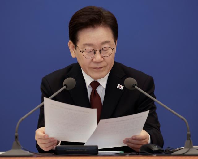 이재명 대통령이 26일 청와대에서 열린 비상경제점검회의에서 자료를 살펴보고 있다 사진연합뉴스