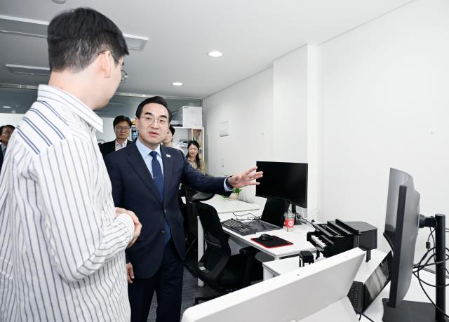 박홍근 기획예산처 장관이 3월 26일 오후 대전 유성구 대전 스타트업 파크를 방문 소리 기업을 방문해 AI 미디어 관련 관계자의 설명을 듣고 있다 사진기획예산처