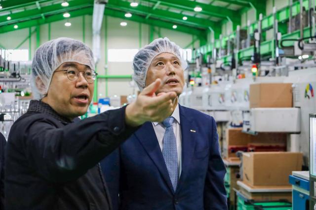 박주선 기보 전무이사가 25일 옥종수 성림 대표이사왼쪽와 함께 제조시설을 둘러보고 애로사항을 청취하고 있다사진기술보증기금
