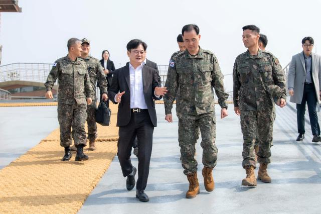김포시가 26일 육군 제2291부대와 신곡수중보부터 일산대교 남단까지 한강변 경계철책 철거 구간에 대한 수정 합의각서를 체결했다 사진김포시
