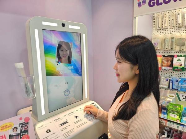 모델이 CU AI 메이크업 팔레트 메이커를 이용하고 있다 사진편의점CU