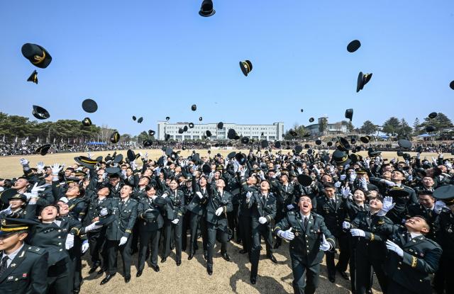 Nearly 800 cadets commissioned in Iksan