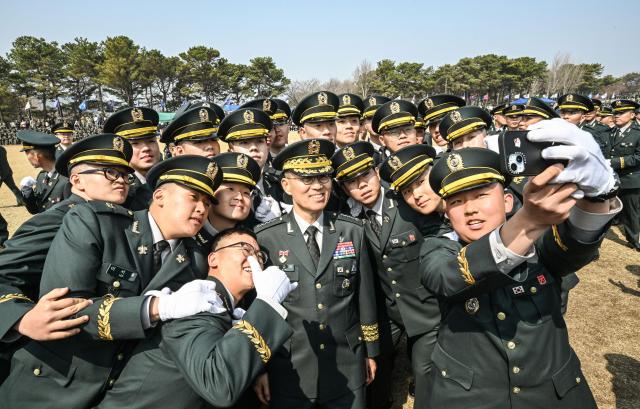 ROK Army Chief of Staff Gen Kim Gyu-ha poses for a commemorative photo with newly commissioned non-commissioned officers NCOs during a commissioning ceremony for the Army’s 26-1st class at the Army Non-Commissioned Officer Academy in Iksan North Jeolla Province on March 26 2026 Yonhap 20260326