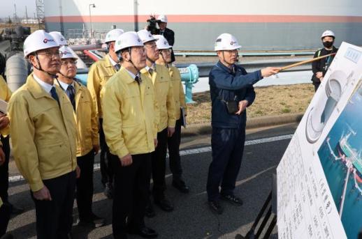 석유 비축기지 찾은 李대통령 원유 최대한 확보…소비 줄여 극복