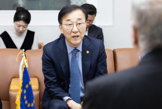 김윤덕 국토교통부 장관이 26일 우고 아스투토 유럽연합EU 대사와 면담하고 있다 사진국토교통부