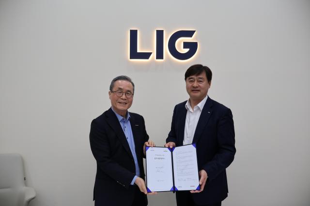 LIG넥스원과 제노코는 26일 위성통신 항공분야 업무협력을 위한 협약을 체결했다 사진 왼쪽부터 유태삼 제노코 대표이사 문병호 LIG넥스원 C5SIR사업부문장사진LIG넥스원