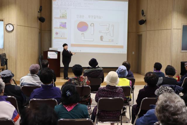 국가인권위원회 소속 신명진 전문 인권강사가 강연을 진행하고 있다 사진묵호노인종합복지관