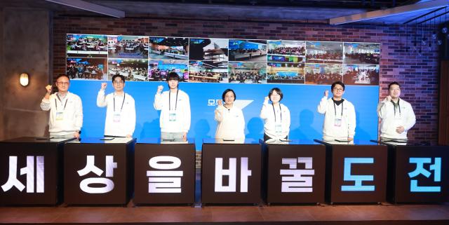 한성숙 중소벤처기업부 장관왼쪽 4번이 25일 서울 서초동 드림플러스 강남에서 열린 모두의 창업 프로젝트 발대식에서 참석자들과 기념촬영을 하고 있다 사진중기부