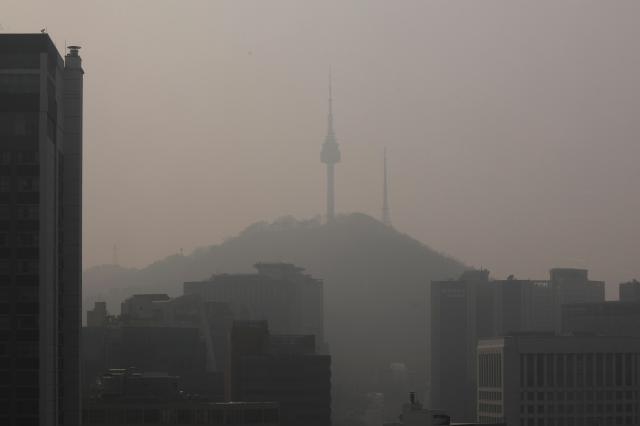 Seoul is shrouded in haze as fine dust levels reach “bad” on March 27 2026 AJP Yoo Na-hyun 20260326