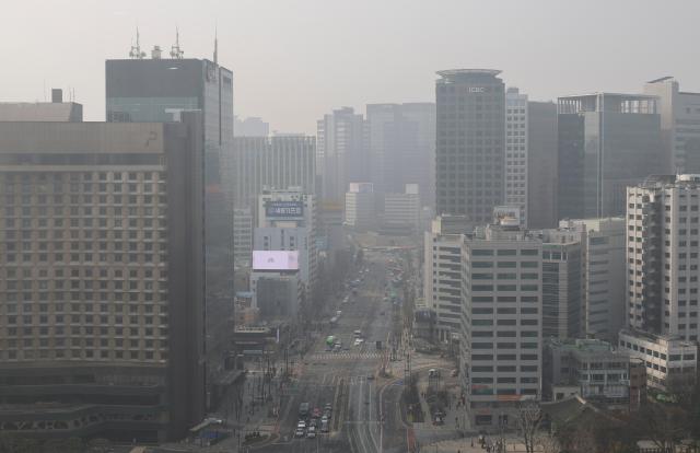 Seoul is shrouded in haze as fine dust levels reach “bad” on March 27 2026 AJP Yoo Na-hyun 20260327