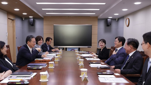 정성호 법무부 장관이 지난해 8월 13일 법무부 정부과천청사에서 김정욱 대한변호사협회 회장 및 임원진과 면담을 하고 있다 사진법무부