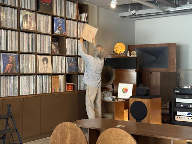벽 한켠 가득한 LP장에서 신청곡을 찾는 주인장 사진시흥시