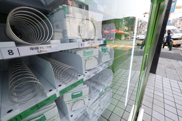 곳곳 비어있는 종량제 봉투 자판기
    서울연합뉴스 박동주 기자  26일 서울 시내 한 종량제 봉투 자판기에 특수마대를 제외한 일반용 봉투 판매대가 대부분 비어 있다 2026326
    pdj6635ynacokr2026-03-26 142008
저작권자 ⓒ ㈜연합뉴스 무단 전재 재배포 금지 AI 학습 및 활용 금지저작권자 ⓒ ㈜연합뉴스 무단 전재 재배포 금지 AI 학습 및 활용 금지